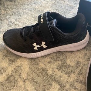 Brand new kids under armour sneakers size 2.5 youth